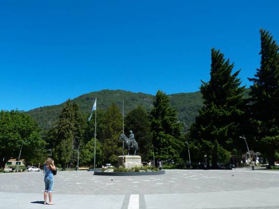 Fotografando estátua do General San Martín, em  em San Martín de Los Andes, na Argentina